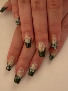 Hibiscus Flower Nails Black, Dark Green Nails With Flowers, Black Hibiscus Nails, Green Hibiscus Nails, Nail Art Dark Green, Black Nails With Flowers, Black Flower Nails, Nail Inspo Flower, Black Floral Nails