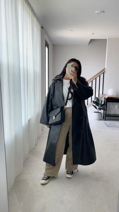 Midsize Wardrobe, Cargo Pants Ootd, Fall New York Outfits, Midsize Outfits Aesthetic, Milan Outfits, Patterned Trousers, Flowy Skirts, Lightweight Denim Jacket, New York Outfit