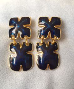 Hello and Welcome to LiamBySevanna! Prior-purchasing any listing from this shop, please Ask question/s, Request additional photos, to make sure the listed item, is the right choice for you! Per our store policy we don't accept returns Listing is for: Vintage Designer Gold-tone Dark Blue Enamel Geometric Dangle Clip Earrings. They measure 2 inch in length by 7/8 inch wide. Unknown maker's mark logo on the back (Refer to Pictures for self evaluation). Reminder: You can "always" prevent any wrong purchase/s by Communicating, Inquiring and Questioning Prior making any Purchase! We provide pictures and share any info known about the listing accordingly. Don't assume, please ask. Thank you Kindly. Luxury Blue Enamel Earrings, Self Evaluation, Dark Earrings, Maker's Mark, Vintage Designer, Clip Earrings, Gold Design, Etsy Vintage, Clip On Earrings