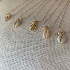 Pika Shell Necklace, Single Shell Necklace, Shell Necklace Aesthetic, Shell Jewelry Ideas, Cowrie Shell Jewelry, Fresh Water Pearl Necklace, Surf Jewelry, Water Pearl Necklace, Cowrie Shell Necklace