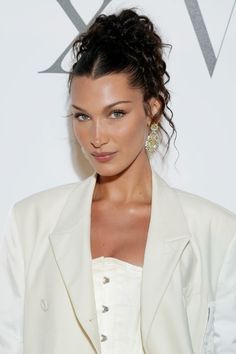 With so many promgoers wanting to put their best foot forward and racking their brains for the best prom hairstyles, prom has become the metaphorical Met Gala of American high schools. Here's the best prom hairstyle ideas for any hair length or texture. Prom Updos 90s, Bella Hadid Hair, Dip Dye Hair, 2023 Outfits, Prom 2023, Penteado Cabelo Curto, Formal Hairstyles, Ginger Hair, Homecoming Hairstyles