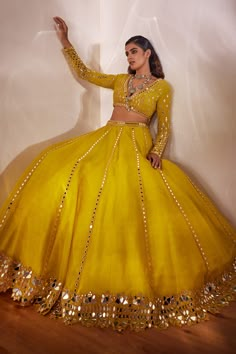 डिजाइनर कपड़े, Mirror Work Lehenga, Indian Outfits Lehenga, Wedding Lehenga Designs, Lehenga Designs Simple, Gaun Fashion