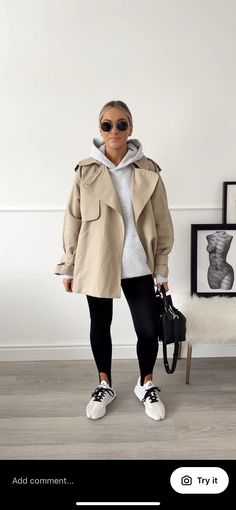 Autumn Winter Mum Outfits, Hip Womens Fashion, Mum Street Style, Sand Hoodie Outfit, Mum Fashion 2023, City Fall Outfits, Short Trench Coat Outfit, Trench Coat Outfit Spring, Athleisure Street Style