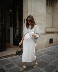 Looks femme enceinte : Astuces et idées pour rester stylée Maternity Clothes Winter Casual, Casual Mum Outfit, French Maternity Style, Summer Bump Outfits, Pregnant Outfits Summer, Pregnancy Outfits Spring, Pregnancy Summer Outfits, Spring Pregnancy Outfits