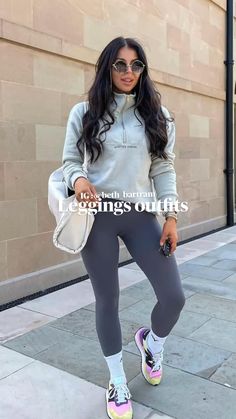 Casual Work Out Outfits, Gym Outfit Sweatshirt, Dodger Game Outfit Women Cold, Detroit Outfit Woman, Street Athletic Wear, Spring Gym Outfits For Women, Athleisure Outfits 2023, Grey Sweatsuit Outfits Women, Purple Joggers Outfit