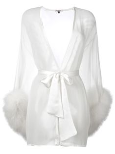 Gilda & Pearl Diana Kimono | Farfetch.com Cl Fashion, Nightwear Dress, Robes Glamour, White Kimono, Silk Clothes, Silk Kimono Robe, Silk Outfit, Silk Lingerie, Candice Swanepoel