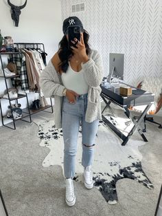 Light Wash Ripped Jeans Outfit, Popcorn Cardigan Outfit, White Casual Outfits For Women, Cardigan Outfit Oversized, Outfits For Errands, White Platform Converse Outfit, Cardigan And Jeans Outfit, Converse Outfit Fall, Light Wash Jeans Outfit