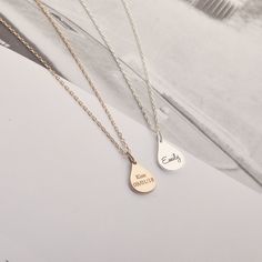 This necklace can be personalized with your loved one's fingerprint or handwriting. Please specify your personalization in the NOTE TO SELLER section when you check out. T E A R ∙ D R O P ∙ N E C K L A C E D E T A I L S * Material: Sterling Silver, 18K Gold Plated , 18K Rose Gold Plated * Length: 16in, 18in, 20in, 22in * Diameter: 15mm x 10mm If you have any questions, please click CONTACT SELLER button. Our team will respond to your request as soon as we can. Thumbprint Necklace, Remembrance Necklaces, Fingerprint Necklace, Handwriting Necklace, Signature Necklace, Memorial Necklace, Teardrop Necklace, Gifts For My Sister, Memorial Jewelry