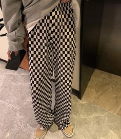 Size (CM) Waist Circumference (ELASTIC) Hips Pants Length M 61 102 105 L 65 106 106 Model is 162cm 43kg wears size M Check Pants Outfit, Checkered Pants Outfit, Checkered Clothes, Houndstooth Outfit, Checkered Outfit, London Outfits, Sara Fashion, Minimal Wardrobe, Checkered Pants