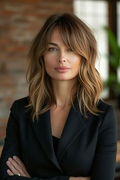 Medium layered haircut with sleek side bangs on a Caucasian woman in her 40s Choppy Medium Length Hair With Bangs, Long Hair Side Part, Layered Haircuts With Side Bangs, Balayage Bangs, Haircuts With Side Bangs, Haircut Shoulder, Medium Hair Styles For Women, Medium Layered Haircuts, Medium Layered