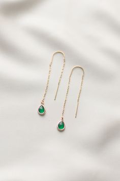 Stylish, high-quality, lovingly handmade earrings made of gold-plated stainless steel with emerald green teardrop pendants. Created specifically for sensitive earlobes and particularly skin-friendly. Comes elegantly packaged in a gold embossed matte black gift bag. Ideal as a gift for a friend or sister. ✷ Chains made of gold-plated stainless steel - stay beautiful for a long time and don't turn black - great for sensitive ears ✷ Glass and brass drops ✷ other colors available in the shop! Handma Green Teardrop Jewelry With Adjustable Chain, Green Teardrop 14k Gold Filled Earrings, 14k Gold Filled Teardrop Threader Earrings As Gift, Black Gift Bag, Black Gift Bags, Ear Threader, Threader Earrings Gold, Ear Chain, Thread Earrings