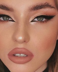 Foxy Eyes Makeups para enamorar a tu crush a primera vista Extreme Make-up, Teknik Makeup, Make Up Designs, Makeup Tip, Cat Eye Makeup, Smink Inspiration, Makijaż Smokey Eye, Braut Make-up