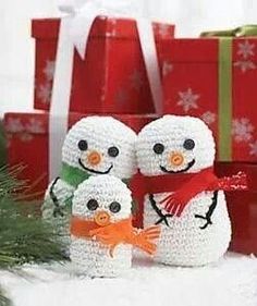 two crocheted snowmen with presents in the background