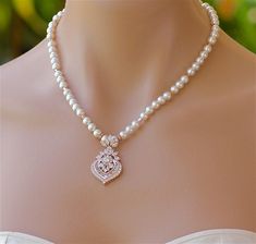 "Rose Gold Crystal and Pearl Necklace has been created using Swarovski pearls and crystals accents and featuring our 'Taylor' pendant to create an elegant bridal necklace. It's a perfect match to our Taylor earrings and adds a 'modern vintage-luxe' touch to your wedding day outfit. Measures: L = 15\", 16\", 18\" - all with a 1.5\" extender. (38, 41 cm, 48cm) 💙Available in rose gold, silver (rhodium) 💙 Items that coordinate : https://www.etsy.com/listing/255290943/rose-gold-crystal-earrings htt Rose Gold Chandelier Earrings, Gold Necklace Wedding, Gold Crystal Necklace, Gold Pearl Jewelry, Bridal Pearl Necklace, Silver Diamond Necklace, Rose Gold Crystal, Pearl Jewelry Necklace, Pearl Bridal