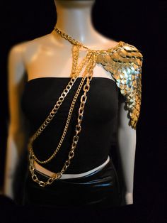 This bold gold scalemail armor and chainmail body chain shoulder armor spaulders set is perfect for any snake, fairy, mermaid, or dragon cosplay or viking costume, or for Renaissance Fair, Burning Man outfits, weddings, or music festivals or concert outfits. With adjustable neck and back straps, you'll be ready to conquer whatever adventure you choose. THIS IS NO ORDINARY SCALEMAIL TOP! IT IS PREMIUM CHAINMAIL CRAFTED BY A SKILLED ARTISAN IN CANADA! Fashioned from top-grade stainless steel rings and chains and aluminum scales, it's durable, waterproof, non-tarnishing, and hypoallergenic! Just like your usual jewelry, it doesn't heat up in the sun; rather, it adapts to your body temperature. I sport it at Burning Man in the desert without ANY problems! (In fact, it's pleasantly cool on bare Armor Dress Dragon, Armour Dress Dragon, Armor Dress Fairy, Metal Breastplate Female, Body Chain For Men, Silver Armor Dress, Dragon Sorcerer, Scale Outfit, Corset Armor