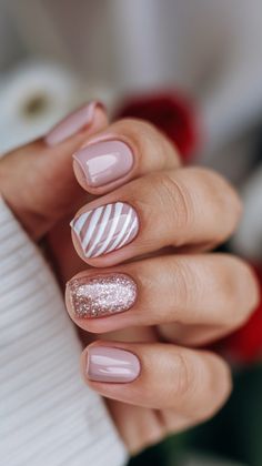 Holiday Nails On Natural Nails, Festive Biab Nails, Cute Gel Christmas Nails, Short Gel Nails Christmas Simple, Simple Festive Nails Acrylic, December Sns Nails, Christmas Nails Biab Short, Pink And Gold Holiday Nails, Cute Nails For Christmas Simple