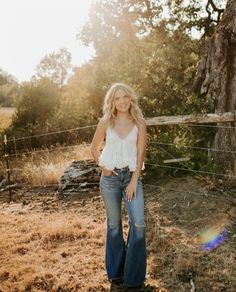 Western Photo Shoots, Cute Senior Pictures, Senior Photoshoot Poses, Western Photoshoot, Senior Photography Poses, Country Senior Pictures, Senior Photo Poses, Senior Photo Outfits, Southern Outfits