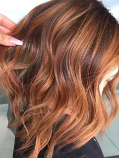 Wedding hair color ideas. Highlights Brown Hair Short, Highlights Brown Hair Balayage, Rambut Brunette, Brown Hair With Caramel Highlights, Wedding Hair Colors, Hot Hair Colors, Caramel Hair, Hair Color Auburn, Red Highlights