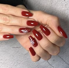 Red Snowflake Nails Acrylic, December Nail Ideas Simple, Cranberry Nail Designs, Christmas Acrylic Nails Simple, Red Short Almond Nails, Christmas Nails Burgundy, Nail Art Christmas Designs, Pre Christmas Nails, Red Christmas Nails Short