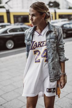 Vegan Superbowl, Ball Game Outfit, Lakers Outfit, Basketball Outfit, Hockey Outfits, Street Football, Lakers Jersey, Basketball Tank Tops, Football Jersey Outfit