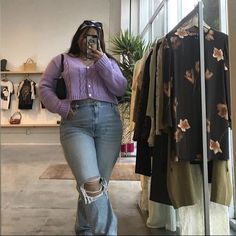 Casual cropped cardigan look. Lavender cable knitted cropped cardigan. Ripped fit and flare jeans. Trendy Minimalist Outfits 2023, Plus Size Baddie Outfits Casual, Moda Midsize, Outfit Ideas For Chubby Girls, Baddie Outfits Fall, Outfits Fall 2023, Cropped Cardigan Outfit, Chubby Girl Fashion, Plus Size Baddie