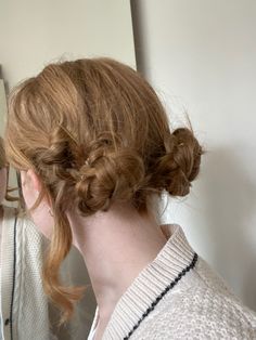 Folklore Taylor Swift Hair, Folklore Costume Taylor Swift, Taylor Swift Space Buns, Taylor Swift Cardigan Hairstyle, Evermore Makeup Look, Folklore Era Taylor Swift Outfits, Folklore Inspired Hairstyles, Taylor Swift Folklore Braids, Evermore Hair