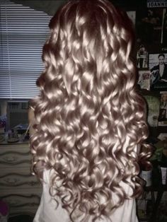 Omg my hair looks just like this😍🙏🏻 Shiny Wavy Hair, Golden Curly Hair, Wavy Hair Aesthetic, Shiny Curly Hair, Bouncy Curly Hair, Braid Curls, Big Volume Hair, Big Wavy Hair, Innocent Beauty