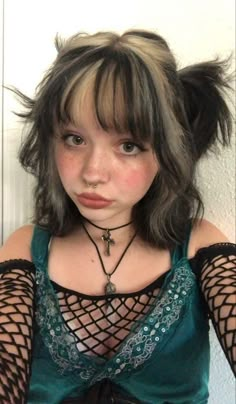 Skunk Hair With Bangs, Unique Hair Color Ideas For Brunettes, Partially Dyed Hair, Alternative Hair Color Ideas, Bleach Hair, Dyed Hair Inspiration