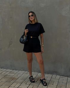 Black Shirt Summer Outfit, Black Tshirt Outfit Summer, Short Noir Outfit, Black Shorts Outfit Summer Casual, Black Outfits Summer, All Black Summer Outfits, Black Shorts Outfit Summer, Outfits Calor, Black Tshirt Outfit