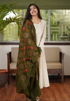 Indian Clothes Women, Simple Indian Suits, Dress Designs For Stitching, Kalamkari Dresses, Celebrity Casual Outfits, Simple Kurta Designs, Simple Kurti Designs