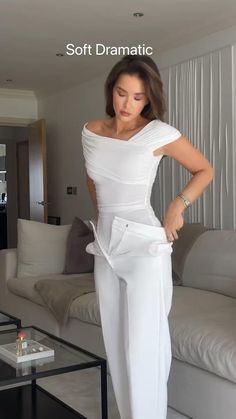 Entre no nosso grupo 👇🏻 Soft Feminine Outfits, Elegance Dress, Elegant Jumpsuit, Blouse Ideas, Soft Dramatic, Elegant Outfit Classy, Stylish Work Attire, Effortlessly Chic Outfits, Classy Work Outfits