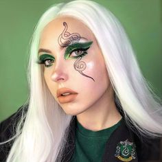 Snake Make Up Ideas, Snake Eye Makeup Look, Slytherin Makeup Looks, Snake Eyeliner, Snake Eye Makeup, Snake Makeup Look, Slytherin Halloween Costume, Slytherin Makeup