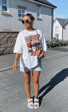 Oversized Tee Outfit, Oversize Tshirt Outfits, Looks Street Style, Tee Outfit, Tshirt Outfits, Summer Fashion Outfits, Short Sleeve T Shirt, Looks Vintage, Spring Summer Outfits