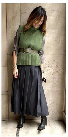 Luxury Casual Fall Pleated Skirt, Grey Silk Skirt, Chic Winter Pleated Maxi Skirt, Elegant Winter Pleated Midi Skirt, Chic Gray Winter Skirt, Luxury Chic Winter Pleated Skirt, Suede Skirt Outfit, Copenhagen Fashion Week Street Style, Office Outfits Women