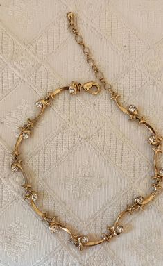 Vintage avon extraordinary vine goldtone ankle bracelet with rhinestones. Measures 9 inches and with extention around 10 inches (see photo). preowned. God Bracelets, Xoxo Jewelry, Rhinestone Anklet, Ankle Jewelry, Gold Anklet, Jewelry Accessories Ideas, Dope Jewelry, Jewelry Essentials, Vintage Bracelet