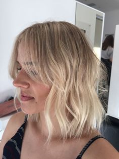 Short Blonde With Shadow Roots, Light Blonde Shadow Root, Short Creamy Blonde Hair, Short Blonde Hair Shadow Root, Blonde Bob Shadow Root, Short Blonde Hair With Shadow Roots, Blonde Hair Root Shadow, Blond With Shadow Root, Shadow Root Blonde Short Bob