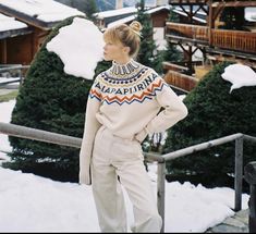 Apres Ski Editorial, Nordic Skiing Aesthetic, Europe Winter Fashion, Nordic Magic, Midsize Fashion Winter, Ski Vibes, Apres Ski Sweater