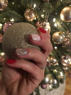 Neutral Christmas Nails Dip, Christmas Powder Dip Nails, December Nails Dip Powder, Christmas Nails Sns Powder, Christmas Nails Natural Nail, Christmas Dip Powder Nails Ideas