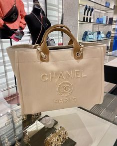 Pearl Logo, Chanel Tote Bag, Big Tote Bags, Big Handbags, Chanel Pearls, Chanel Tote, Bag Luxury, Pretty Bags, Canvas Shopping Bag