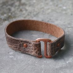 "Cool brown, crackle textured, 1/2\" leather bracelet! This leather bracelet is accented with copper hardware including a Tierracast E-hook closure. This bracelet would make a great part of any bracelet stack! It is comfortable and the clasp is very secure. Choose from available sizes in the drop down menu." Copper Hardware, Bracelet Stacking, Brown Leather Bracelet, Leather Cuff Bracelet, Arm Party, Bracelet Leather, Festival Jewelry, Boho Bracelet, Leather Cuffs Bracelet