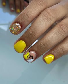 Gel Nail On Natural Nails, Blue N Yellow Nails, Non Acrylic Nail Ideas Short Gel, Gel Nail Designs Yellow, Nails Square Short Design, Colombia Nails Design, Simple Fall Gel Nails, Yellow Nails Short, Manicure Design Ideas