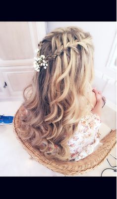 Girls Bridesmaid Hair, Flower Girl Hairstyles With Braids, Flower Girl Hairstyles Braid, Flowergirls Hairstyle, Girls Wedding Hairstyles Kids, Hairstyle Waterfall, Braids With Flowers, Flower Girl Hairstyle