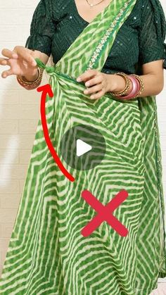 Indo Western Saree Drape, Tie Saree, Leheriya Dress, Saree Wrapping, Saree Hacks, How To Wear A Sari, Saree Tips, Saree Lengha, Indo Western Saree