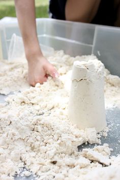 Moonsand = 8 cups flour + 1 cup baby oil Diy Moon Sand, Moon Sand, Hantverk Diy, Tatty Teddy, Toddler Fun, Reggio Emilia, Baby Oil, Summer Crafts, Toddler Crafts