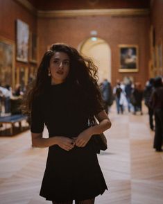 Gamine Style, Girls With Black Hair, Future Style, Curly Waves, Romantic Outfit, Long Bob, Romantic Style, Loose Dress, Vintage Beauty