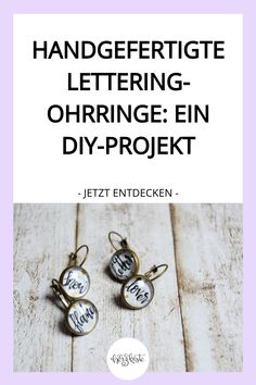 Handgefertigte Ohrringe mit Lettering auf Holzuntergrund, DIY-Projekt Vorstellung.