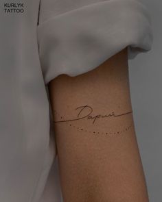 a woman's lower leg with the word depeja written in cursive ink