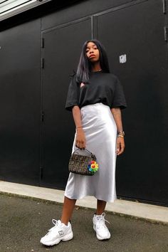 Satin Skirt, Summer 2019, Spring Outfits Casual, Retro Outfits, Modest Outfits, White Sneakers, Skirt Outfits, Look Fashion