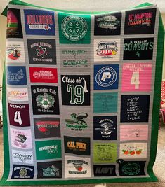 a quilt made to look like it has many different patches on the front and back