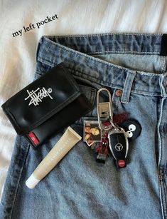 Carabiner Aesthetic, Carabiner Outfit, Keychain Aesthetic Ideas, Keychain Aesthetic, Cool Keychains, Inside My Bag, What In My Bag, August 19